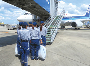 関空エンタープライズの空港業務 航空機客室用品の搭載・清掃業務・給水業務